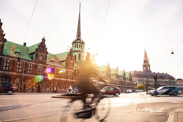 люди кататься на велосипеде в копенгагене - bicycle lane стоковые фото и изображения