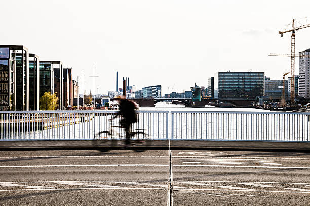 persone ciclismo a copenhagen - denmark traffic copenhagen danish culture foto e immagini stock