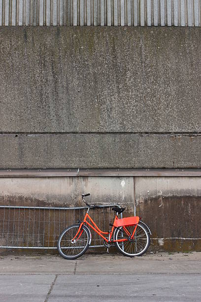 rojo de bicicleta - reclusion fotografías e imágenes de stock