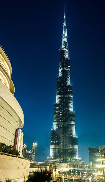 burj kalifa, ao cair - dubai airport international landmark night imagens e fotografias de stock