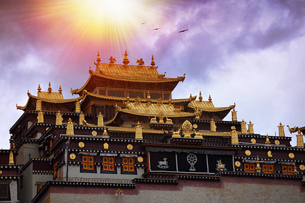 templo en sunglow tibetano - lamaism fotografías e imágenes de stock