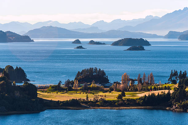 ナウエル・ウアピ湖、パタゴニア・アルゼンチン、バリローチェ近郊 - bariloche argentina andes autumn ストックフォトと画像