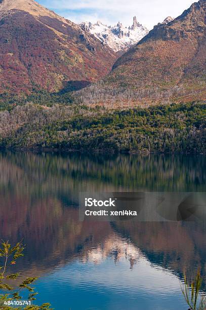 Outono Cores No Lago Gutierrez Junto De Bariloche Patagônia Argentina - Fotografias de stock e mais imagens de Acampar