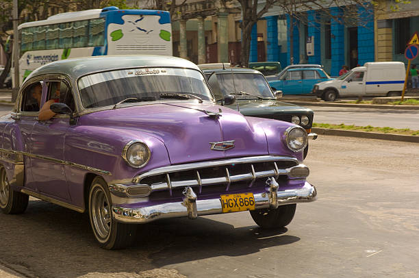 voiture américaine classique des années 1950 à la havane, cuba - cuba car chevrolet havana photos et images de collection