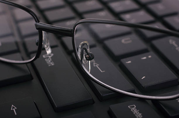 очки на ноутбук клавиатура - back lit computer keyboard keypad blue стоковые фото и изображения