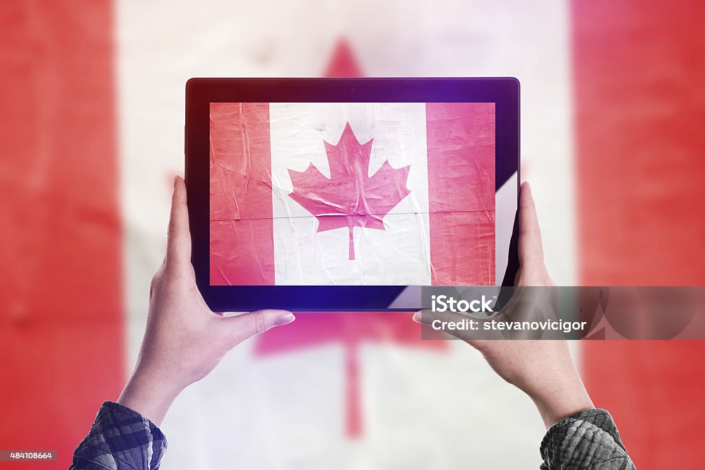 Scattare foto di bandiera Canada con Digital Tablet - Foto stock royalty-free di Canada