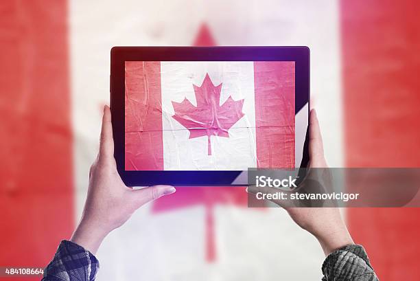 Scattare Foto Di Bandiera Canada Con Digital Tablet - Fotografie stock e altre immagini di Canada
