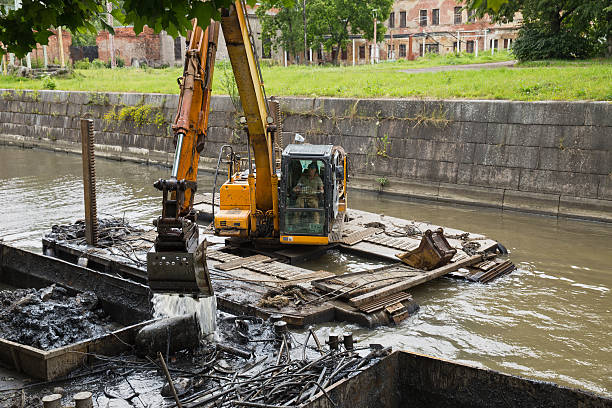 arbeiten auf schwimmbagger baut unten auf den kanal - industrial ship earth mover barge yellow stock-fotos und bilder