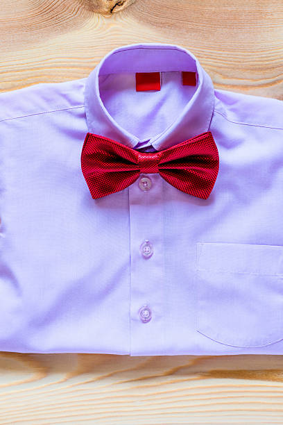 핑크 셔츠를 매치하여 남자아이 있는 붉은색 나비 - necktie pink shirt luxury 뉴스 사진 이미지