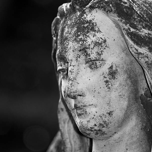 istock face of a woman (statue) 484131152