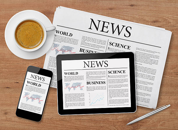 página de notícias em um tablet, telefone e jornal - business computer monitor paper digital tablet - fotografias e filmes do acervo