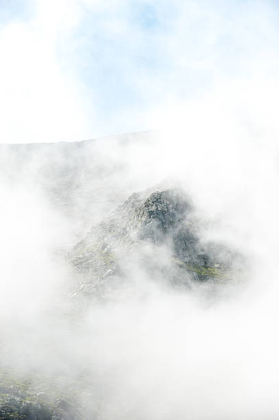 monte katahdin en las nubes - mt katahdin fotografías e imágenes de stock