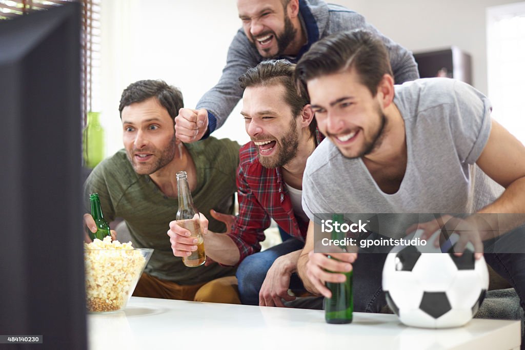 Gruppe der besten Freunde vor dem Spiel auf dem Fernseher - Lizenzfrei Fernseher Stock-Foto