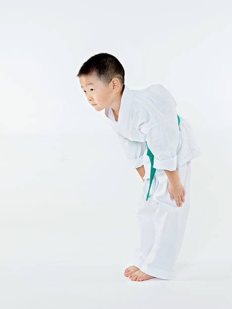 ukłon chłopiec - respect karate bowing martial arts zdjęcia i obrazy z banku zdjęć
