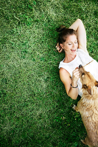 adulta donna godendo il tempo con cane - dog pets healthy lifestyle cheerful foto e immagini stock