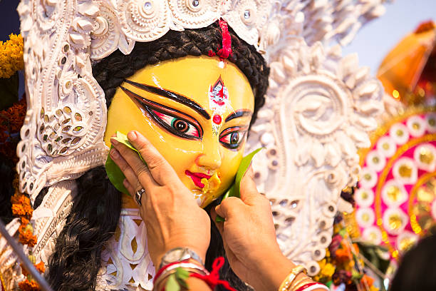 indian divindade: deusa durga durante o festival de durga puja - shiva hindu god statue dancing - fotografias e filmes do acervo