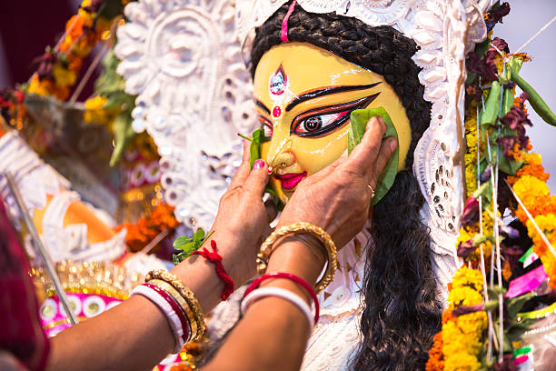 indischen gottheit: göttin durga während durga-puja-fest - asian culture dancing women people stock-fotos und bilder