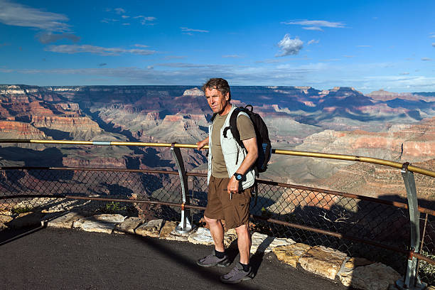 turisti in piedi alla lookout point grand canyon arizona, stati uniti - at the edge of foto e immagini stock