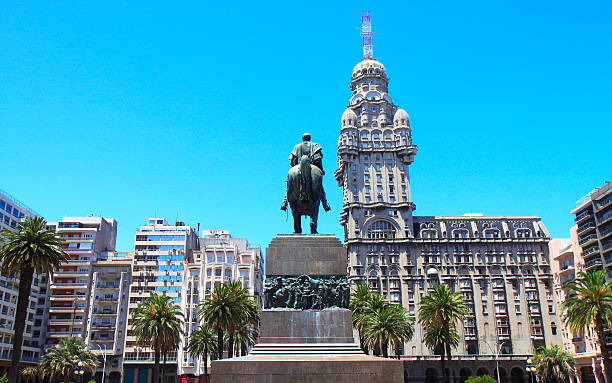 praça da independência, em montevidéu, uruguai - uruguay montevideo facade built structure - fotografias e filmes do acervo