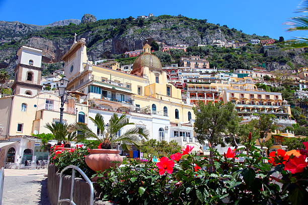 jardins da cidade de positano, amalfi coast, baía de nápoles-itália - villa italian culture facade ornamental garden imagens e fotografias de stock