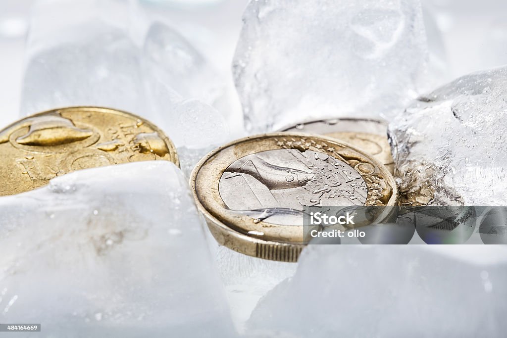 Monedas en Euro sobre hielo - Foto de stock de Conceptos libre de derechos