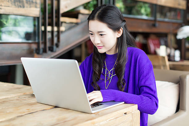 istock western restaurants Internet girl 484169004