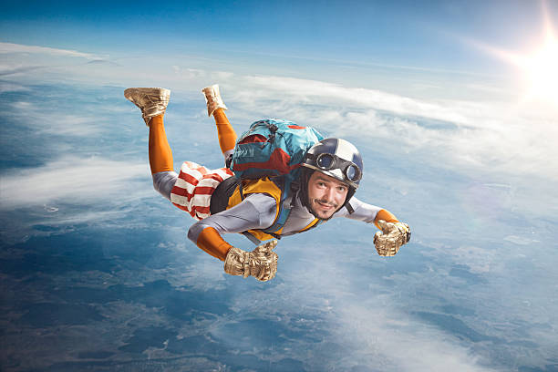 circus skydiver falls desde el aire. - caída libre paracaidismo fotografías e imágenes de stock