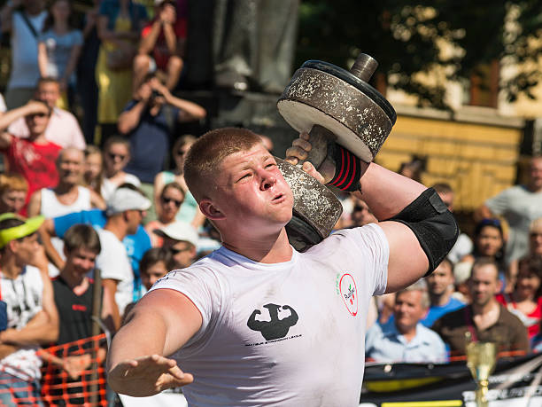 hercule concours pose haltères à main - strongman photos et images de collection