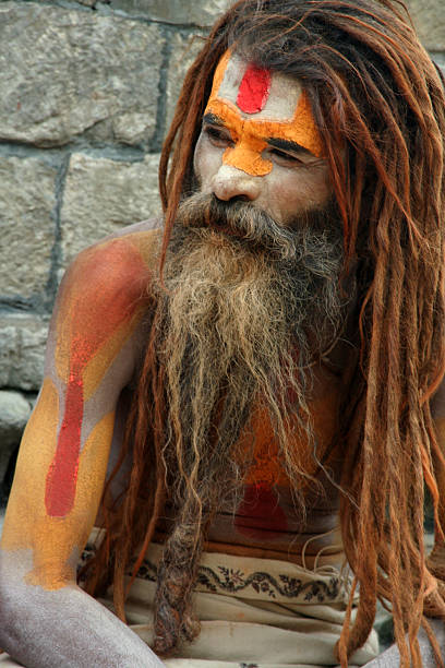 sadhu w pashupatinath temple w kathmandu, nepal - india sadhu nepalese culture nepal zdjęcia i obrazy z banku zdjęć