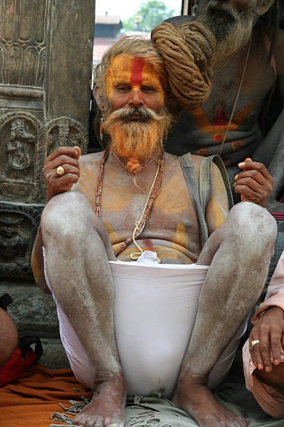 садху в храм пашупатинат в катманду, непал. - india sadhu nepalese culture nepal стоковые фото и изображения