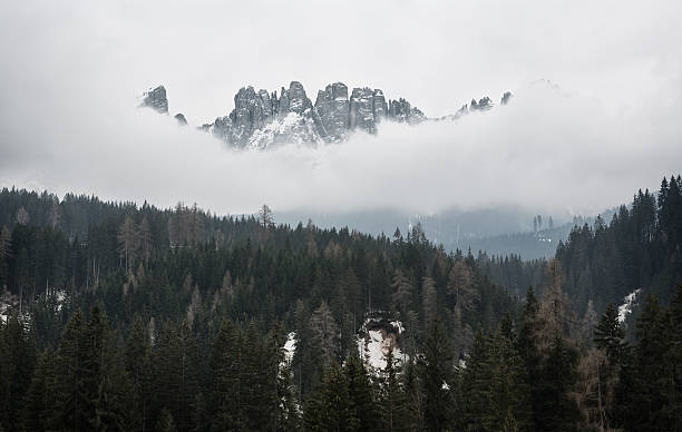 mgła w dolomites- latemar mountain range, veneto, włochy - latemar mountain range zdjęcia i obrazy z banku zdjęć