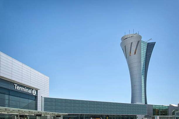 torre di controllo traffico aereo aeroporto internazionale di san francisco - air traffic control tower foto e immagini stock