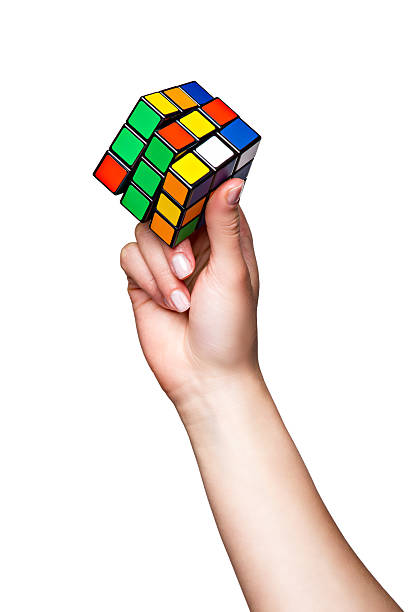 mano che tiene il cubo di colore - puzzle cube foto e immagini stock