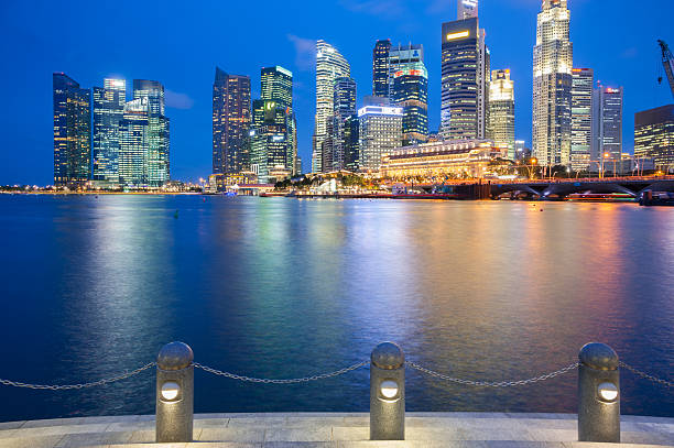 シンガポールのビジネス中心街での夕暮れ - marina bay sparse contemporary skyscraper ストックフォトと画像