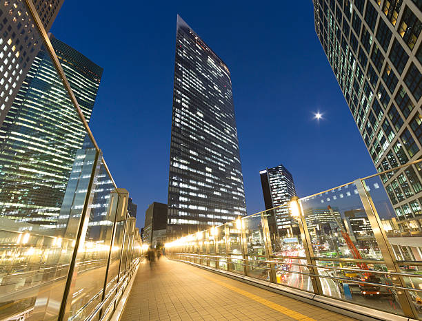 tokyo un pasaje peatonal a la noche - shiodome urban scene blurred motion tokyo prefecture fotografías e imágenes de stock