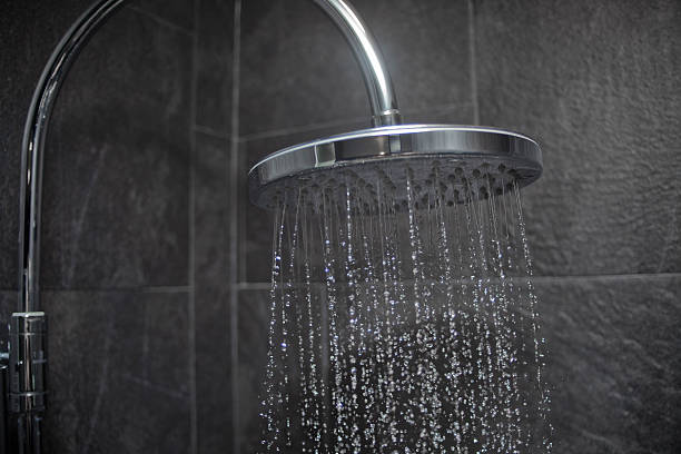 大型のシャワーヘッドが吹きかける - shower falling water water heat ストックフォトと画像