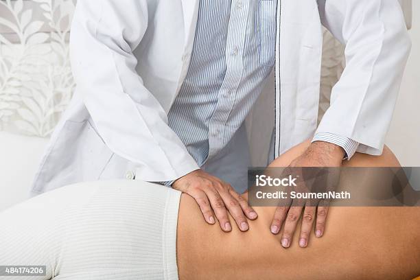 Physiotherapeutin Serie Hinten Und An Der Taille Stockfoto und mehr Bilder von Hüfte - Hüfte, Osteopathie, Physiotherapie
