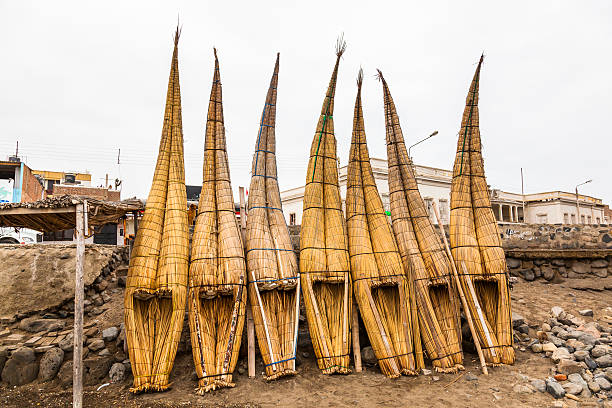 totora лошадей (caballito de totora - huanchaco стоковые фото и изображения