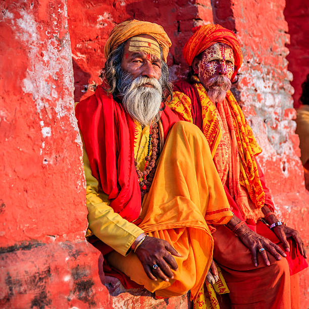 sadhu-indian holymen siedzi w temple - indian culture guru sadhu hinduism zdjęcia i obrazy z banku zdjęć