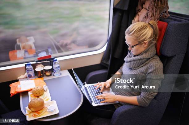 Foto de Ela Ainda Funciona Quando Ela Está No Trem Workaholic e mais fotos de stock de 20 Anos