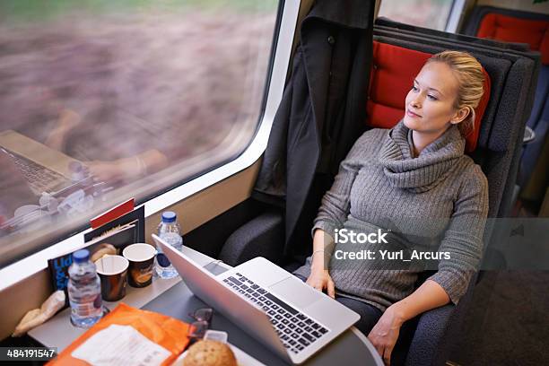 Genießen Sie Die Aussicht Die Sie Von Ihrem Stockfoto und mehr Bilder von Eisenbahn - Eisenbahn, Blondes Haar, Eine Frau allein