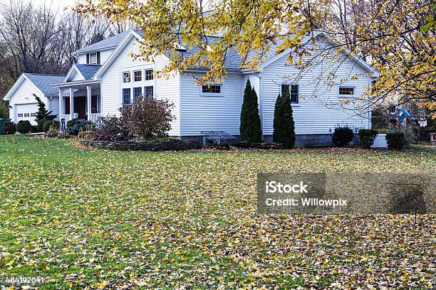 Late Autumn Suburban Neighborhood Home-foton och fler bilder på Fram eller baksida - Fram eller baksida, Stökig, Höst