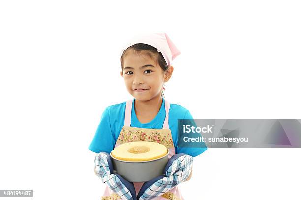 アジアの女の子パンケーキ - エプロンのストックフォトや画像を多数ご用意 - エプロン, キッチン, ケーキ