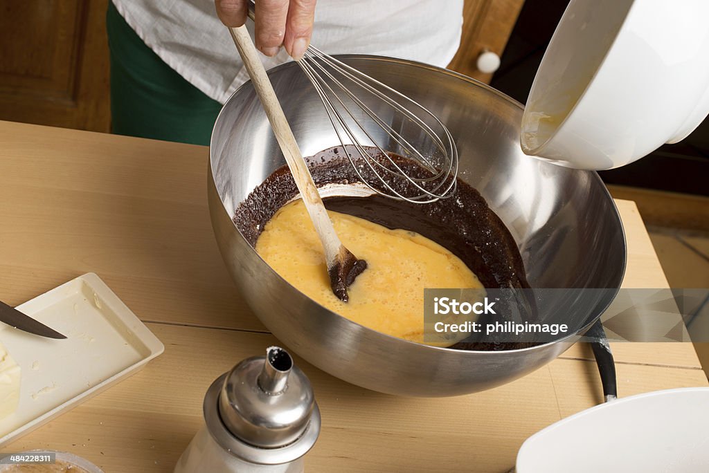 女性手で混合チョコレートの卵 - クッキーのロイヤリティフリーストックフォト