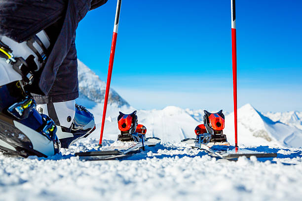 immer bereit für skifahren auf der piste - skiing point of view stock-fotos und bilder