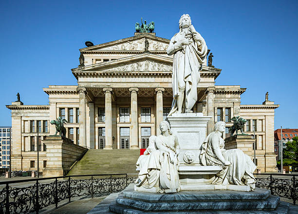 de gendarmenmarkt en berlín con sala de conciertos konzerthaus - berlin germany gendarmenmarkt schauspielhaus germany fotografías e imágenes de stock