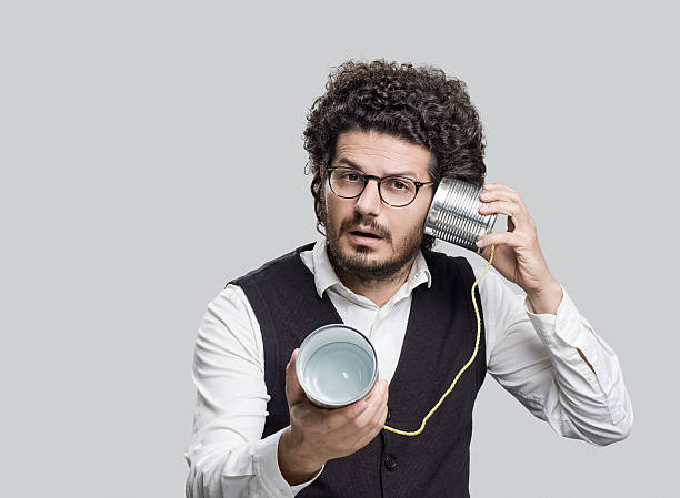 homem usando o telefone de lata - telephone can communication tin can phone - fotografias e filmes do acervo