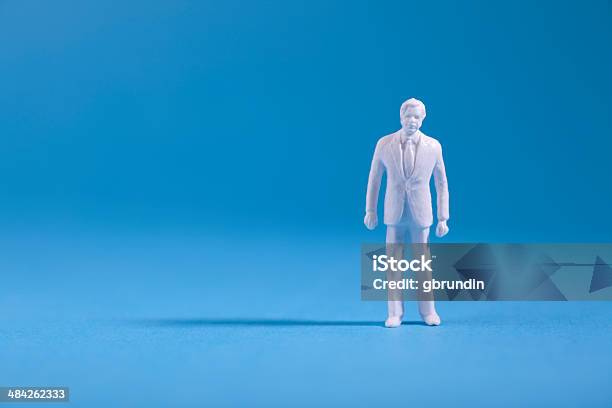 Cristallo In Plastica In Miniatura Statuetta Su Sfondo Blu - Fotografie stock e altre immagini di Adulto