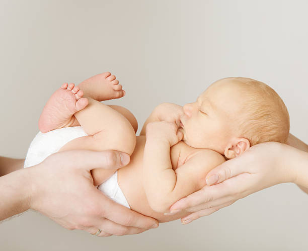 bebê recém-nascido dormir com os pais de mãos de criança e conceito de família - newborn human hand baby father imagens e fotografias de stock