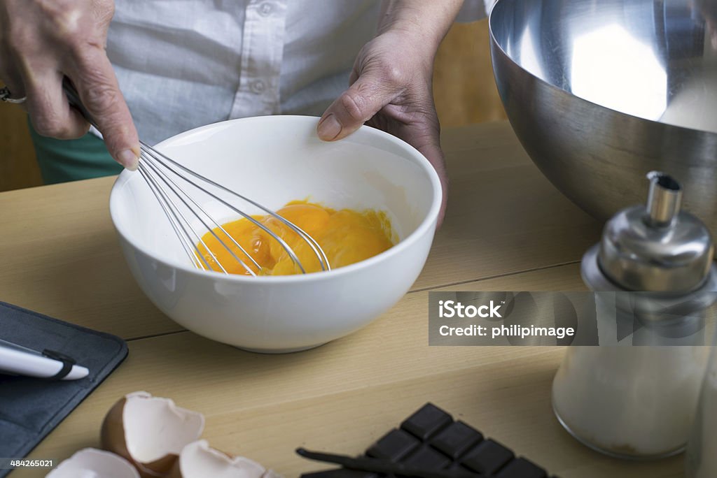 Mujer manos amasar huevos; Primer plano - Foto de stock de Amarillo - Color libre de derechos